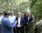بازدید میدانی دکتر غلامرضا گل‌محمدی، معاون وزیر جهاد کشاورزی و رئیس سازمان تحقیقات، آموزش و ترویج کشاورزی (تات)، از ایستگاه تحقیقات باغبانی کمال‌شهر