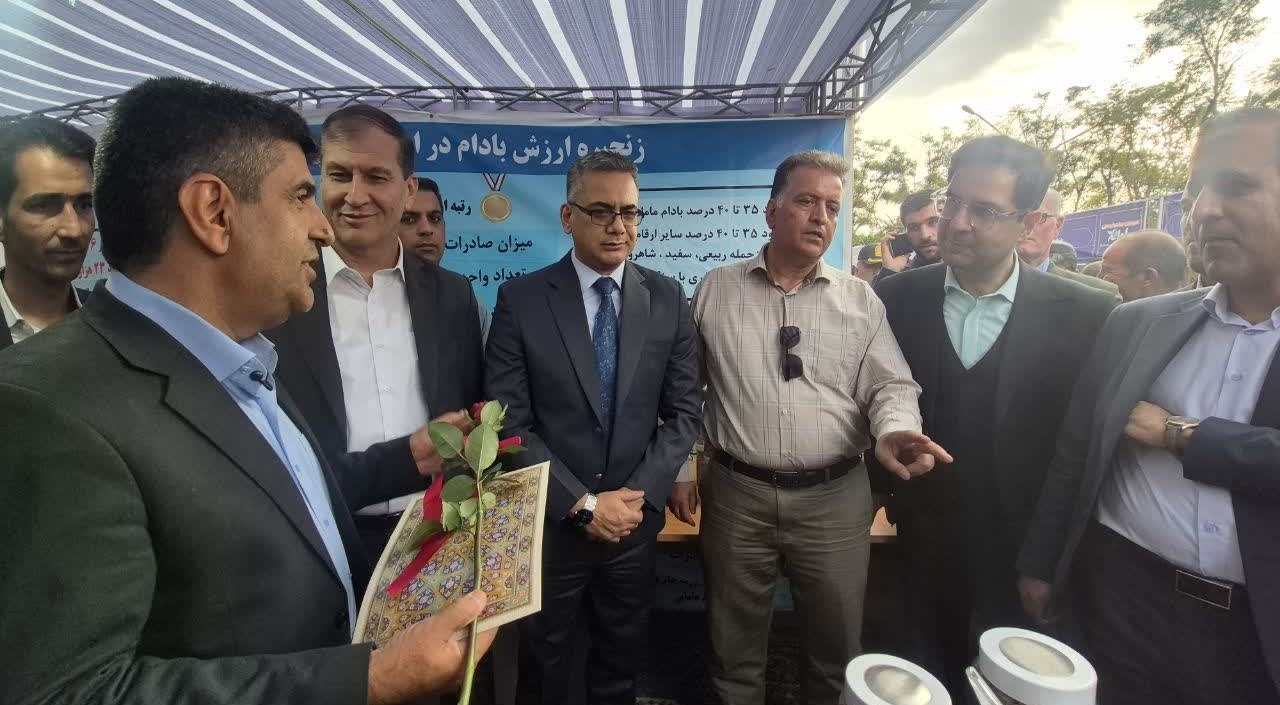 حضور سفیر هند و هیات همراه در غرفه نمایش دستاوردهایپژوهشی در حوزه بادام مرکز تحقیقات کشاورزی استان