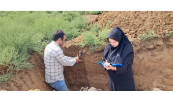 بازدید فنی محققان بخش تحقیقات خاک و آب از اراضی پیشنهادی احداث نیروگاه خورشیدی در آق‌قلا