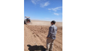 عملیات آماده سازی زمین و پایش جمعیت علف‌های هرز مزرعه گندم دیم در روستای نجف‌آباد آشتیان