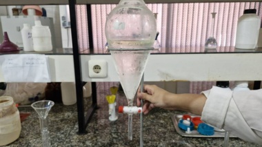 آثار آلودگی مشکوک به مواد نفتی در سه محدوده ساحلی قشم بررسی شد