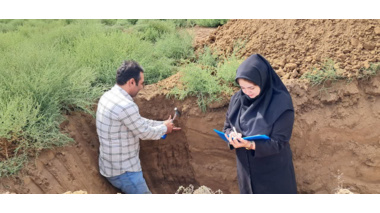 بازدید فنی محققان بخش تحقیقات خاک و آب از اراضی پیشنهادی احداث نیروگاه خورشیدی در آق‌قلا