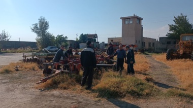 آماده‌سازی ادوات و تجهیزات برای کشت ۱۸۰ هکتار گندم در ایستگاه تحقیقات کشاورزی میاندوآب