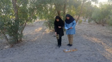 پایش میدانی رطوبت خاک در سامانه پخش سیلاب آب‌باریک بم استان کرمان